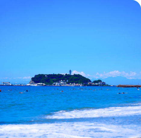 神奈川県藤沢市の江の島を望む風景、リユース環境株式会社の会社案内イメージ